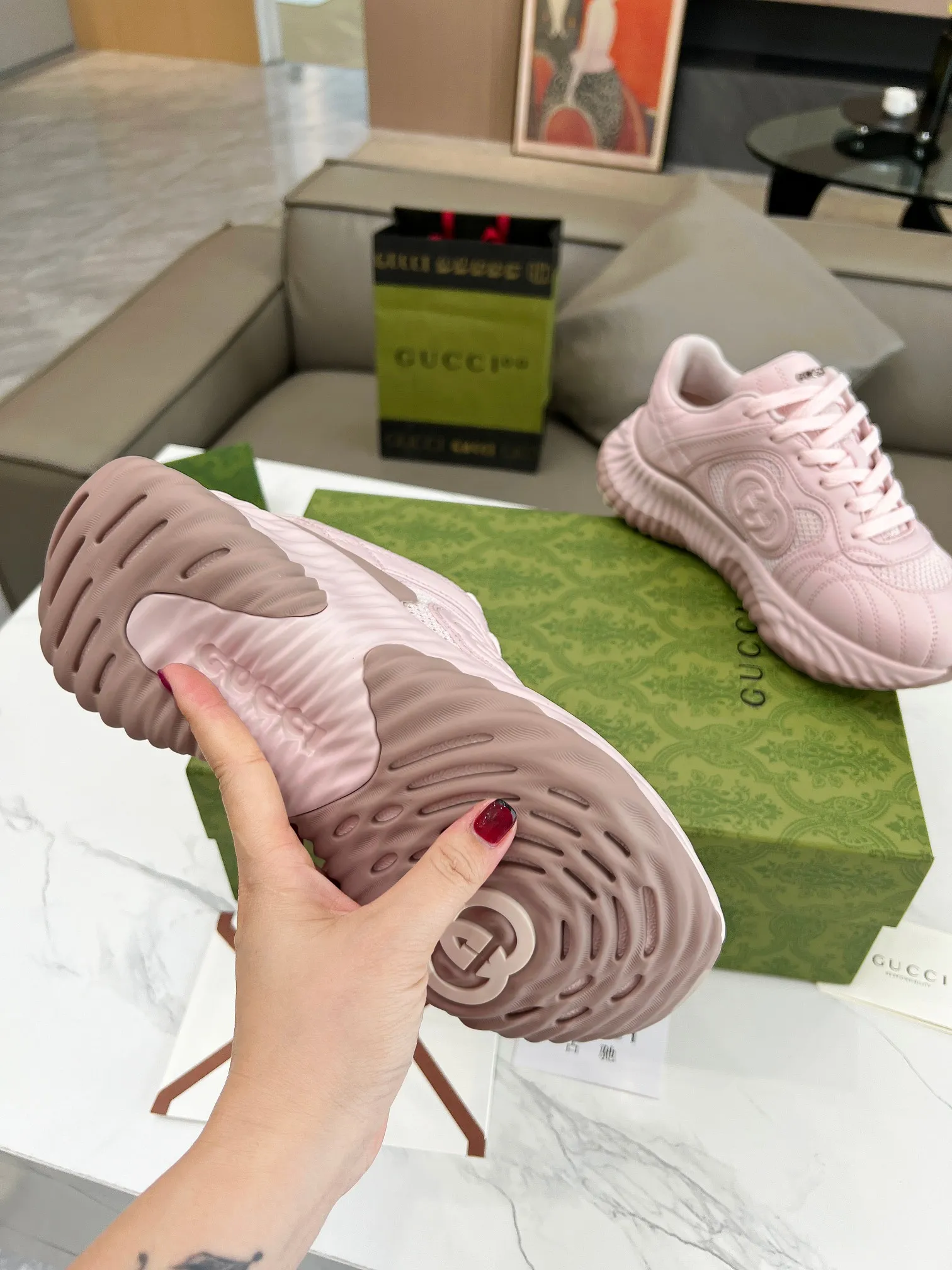 Men's men's shoes 💰780 Top version 🔝Original purchase and development [Love] This new sneaker adopts a thick-soled design, with stitched sheepskin upper and breathable mesh. Show full sense of technology. The 3D effect interlocking double G leather patch and Gucci letter metal accessories, two brand logo details, inject a dazzling texture into the overall design. The details are more substantial! ...
